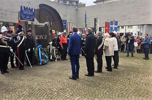 La deposizione della corona d'alloro della Regione al monumento di piazzale XXVI Luglio a Udine